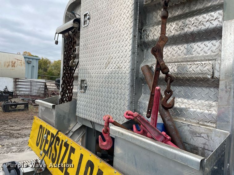 image for item JE9413 2013 Peterbilt 388  semi truck