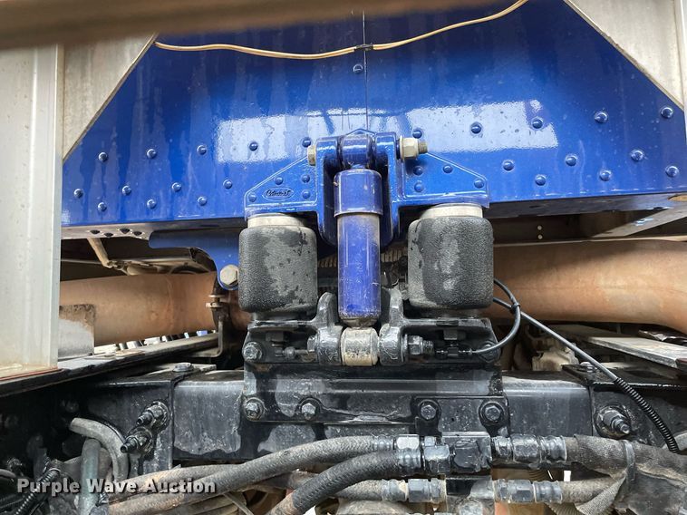 image for item JE9413 2013 Peterbilt 388  semi truck