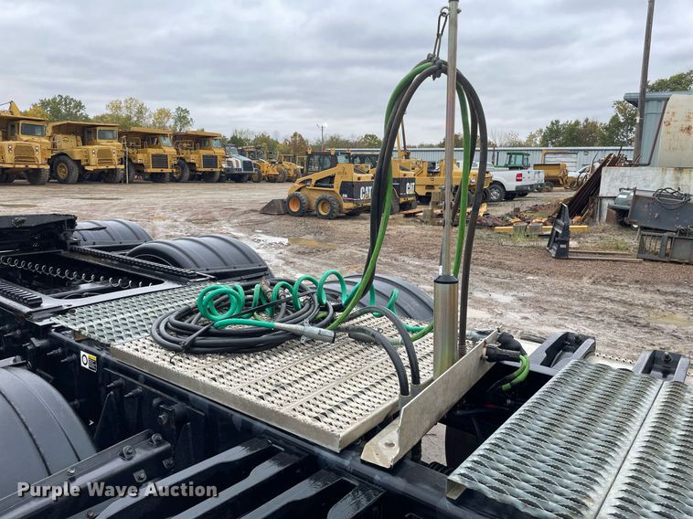 image for item JE9413 2013 Peterbilt 388  semi truck