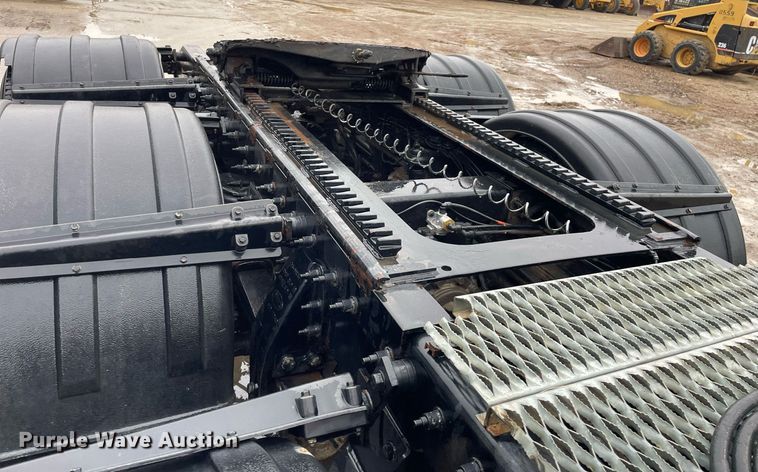 image for item JE9413 2013 Peterbilt 388  semi truck