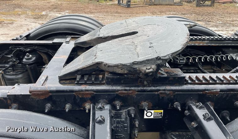 image for item JE9413 2013 Peterbilt 388  semi truck