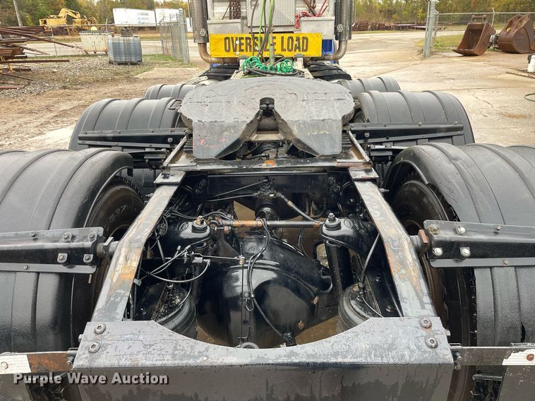 image for item JE9413 2013 Peterbilt 388  semi truck