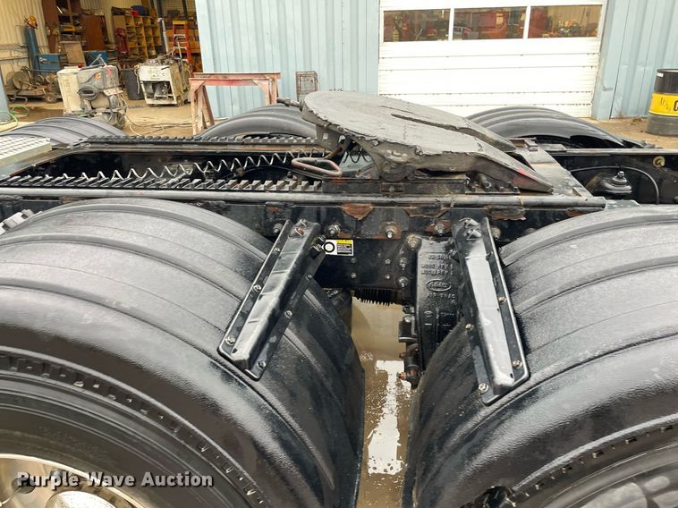 image for item JE9413 2013 Peterbilt 388  semi truck