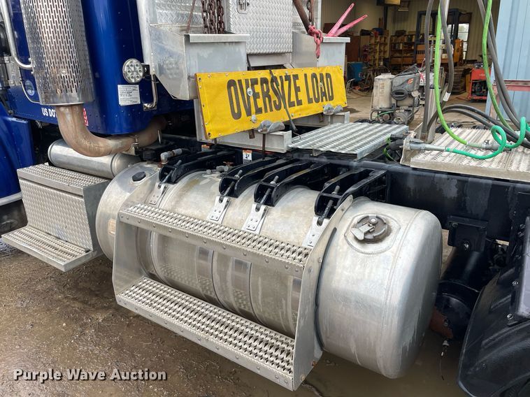 image for item JE9413 2013 Peterbilt 388  semi truck