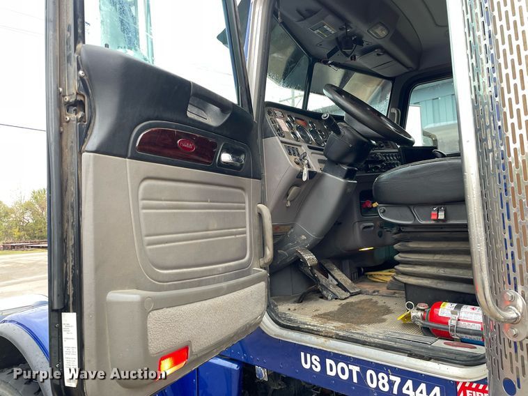 image for item JE9413 2013 Peterbilt 388  semi truck