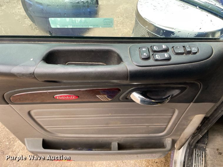 image for item JE9413 2013 Peterbilt 388  semi truck