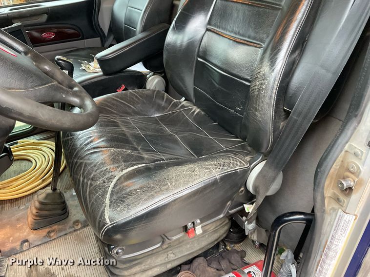 image for item JE9413 2013 Peterbilt 388  semi truck