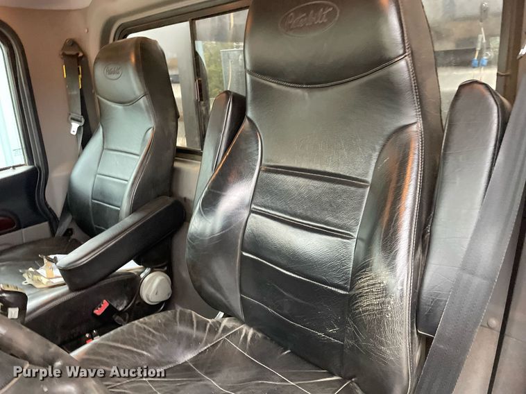 image for item JE9413 2013 Peterbilt 388  semi truck