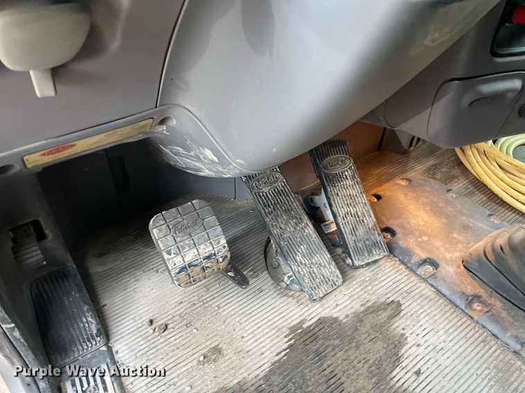 image for item JE9413 2013 Peterbilt 388  semi truck