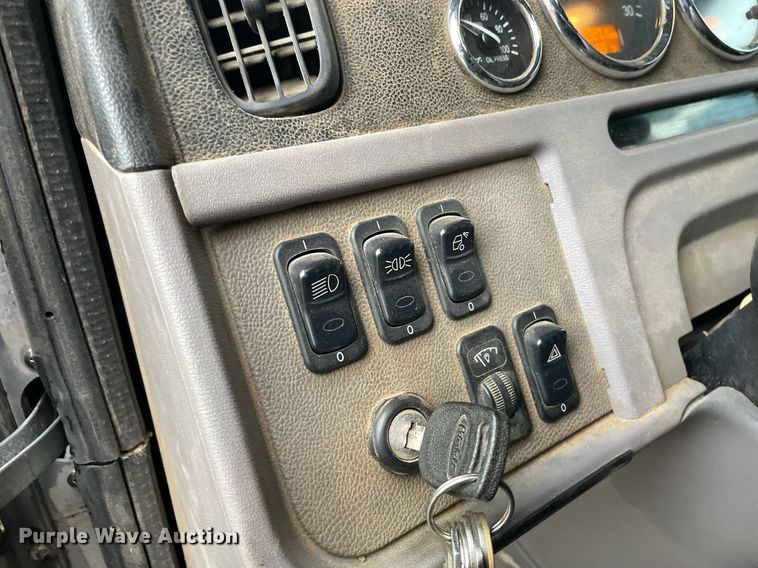 image for item JE9413 2013 Peterbilt 388  semi truck