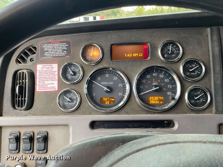 image for item JE9413 2013 Peterbilt 388  semi truck