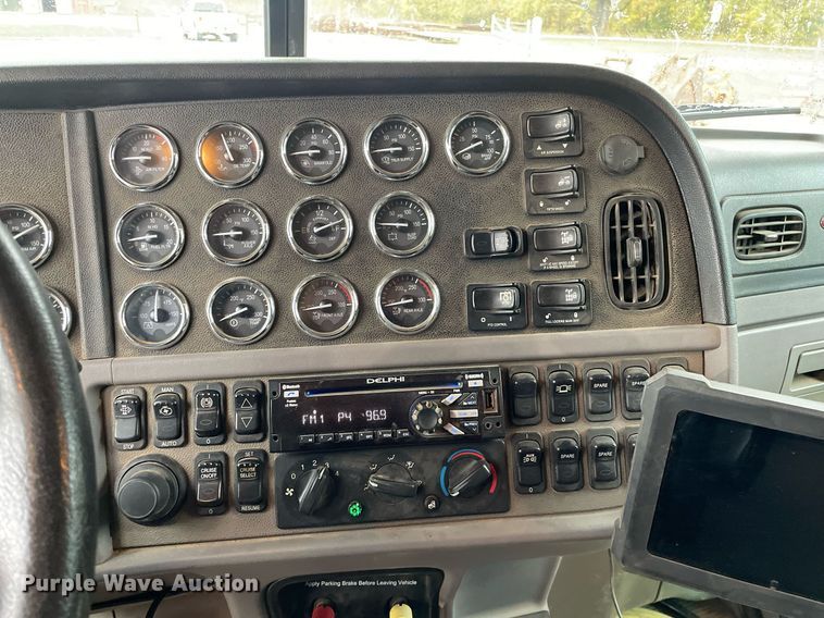 image for item JE9413 2013 Peterbilt 388  semi truck