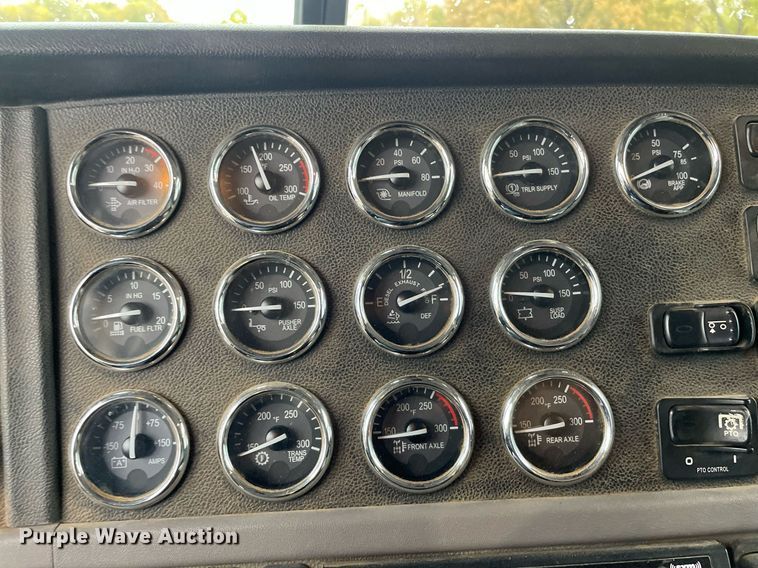 image for item JE9413 2013 Peterbilt 388  semi truck