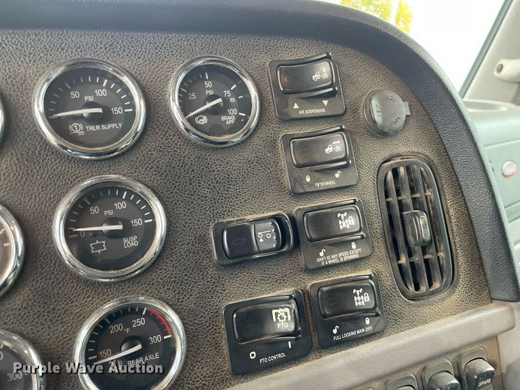 image for item JE9413 2013 Peterbilt 388  semi truck