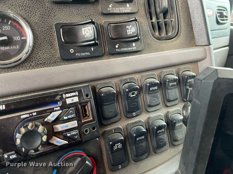 image for item JE9413 2013 Peterbilt 388  semi truck