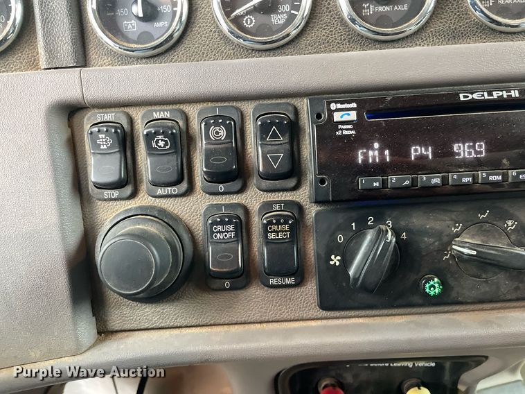 image for item JE9413 2013 Peterbilt 388  semi truck