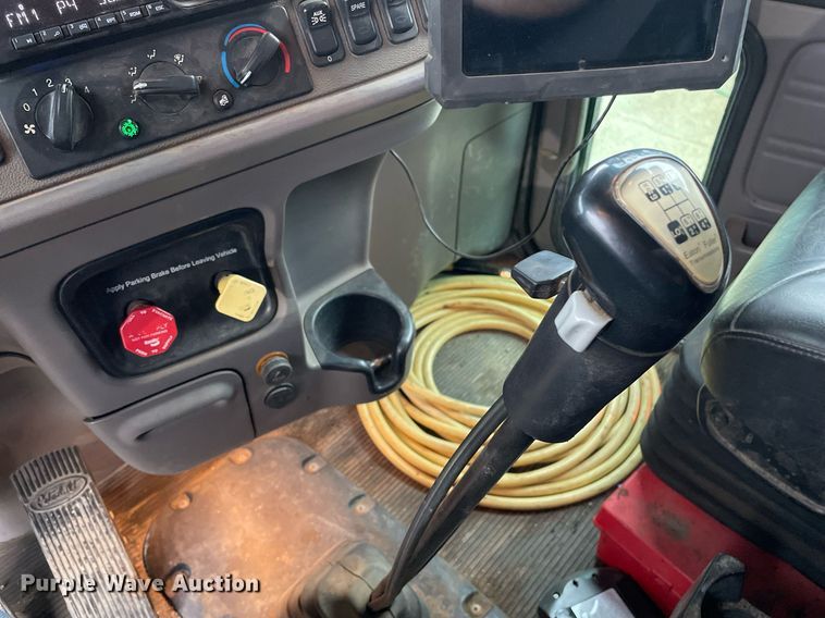 image for item JE9413 2013 Peterbilt 388  semi truck