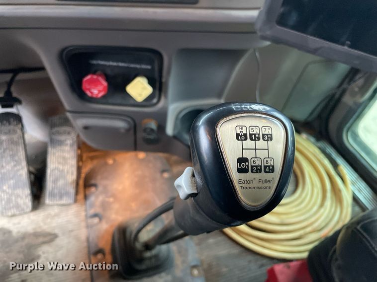 image for item JE9413 2013 Peterbilt 388  semi truck