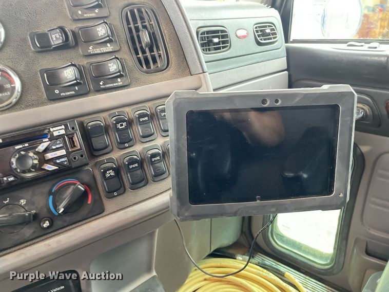 image for item JE9413 2013 Peterbilt 388  semi truck