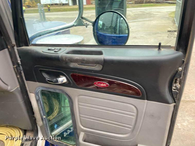 image for item JE9413 2013 Peterbilt 388  semi truck