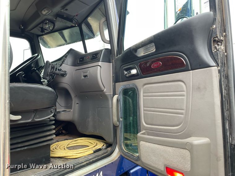 image for item JE9413 2013 Peterbilt 388  semi truck