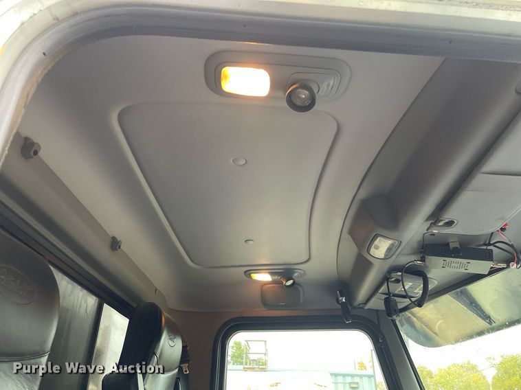 image for item JE9413 2013 Peterbilt 388  semi truck