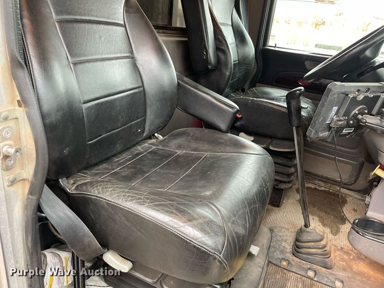 image for item JE9413 2013 Peterbilt 388  semi truck