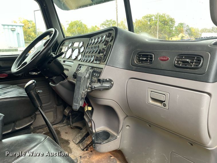 image for item JE9413 2013 Peterbilt 388  semi truck