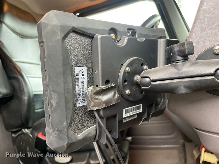 image for item JE9413 2013 Peterbilt 388  semi truck