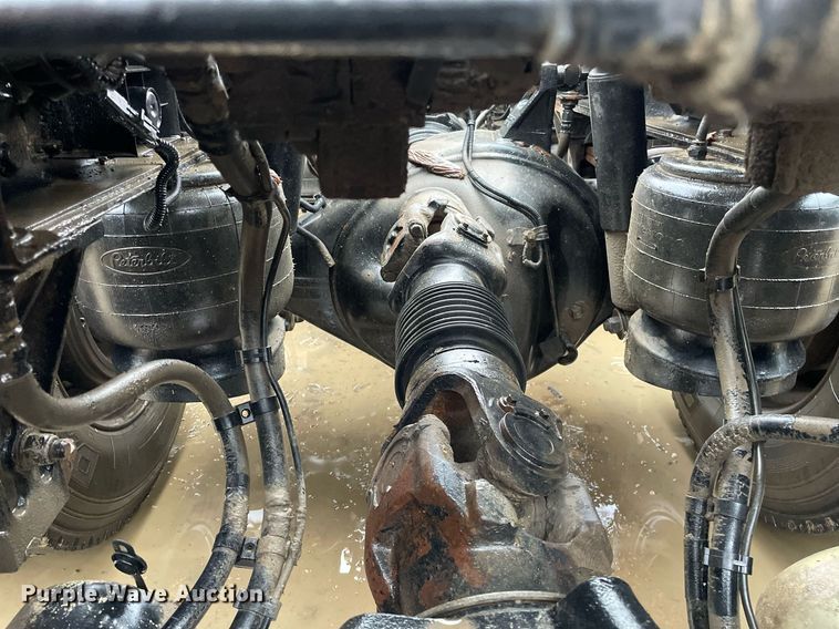 image for item JE9413 2013 Peterbilt 388  semi truck