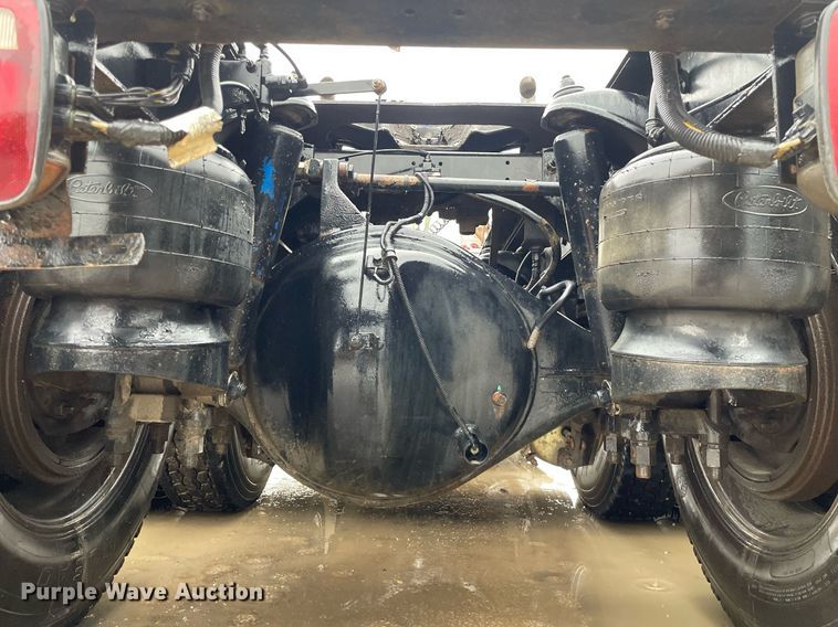 image for item JE9413 2013 Peterbilt 388  semi truck