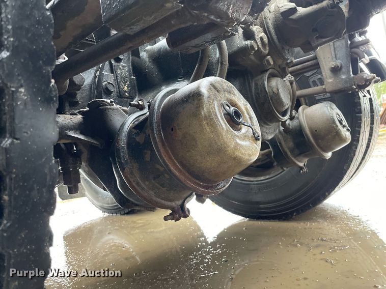 image for item JE9413 2013 Peterbilt 388  semi truck