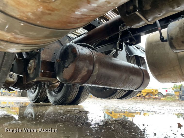 image for item JE9413 2013 Peterbilt 388  semi truck