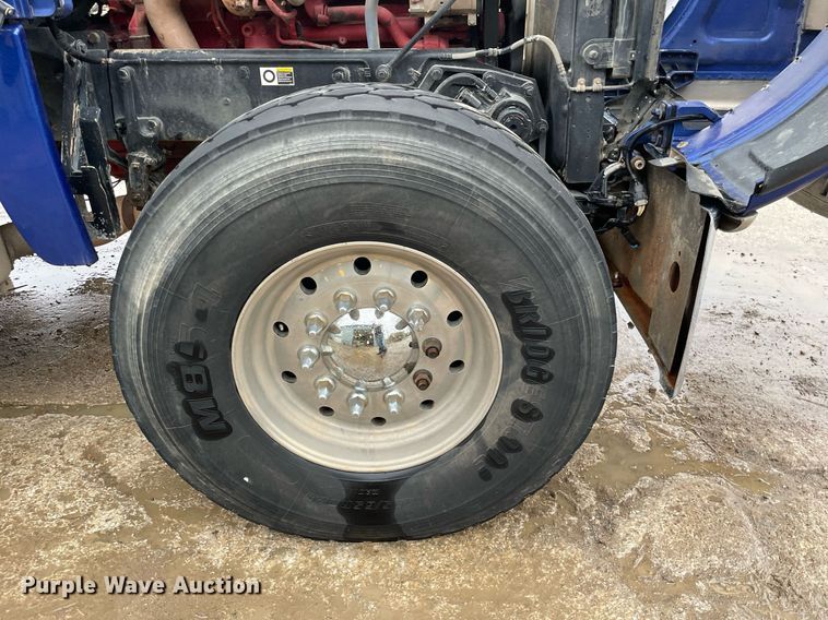 image for item JE9413 2013 Peterbilt 388  semi truck