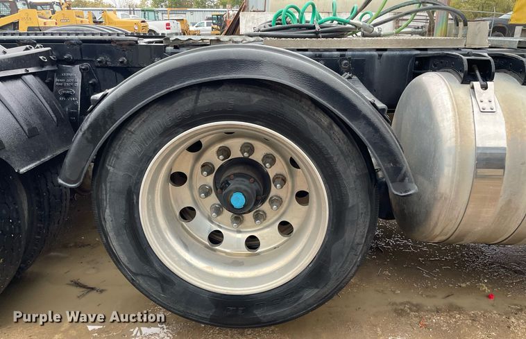 image for item JE9413 2013 Peterbilt 388  semi truck