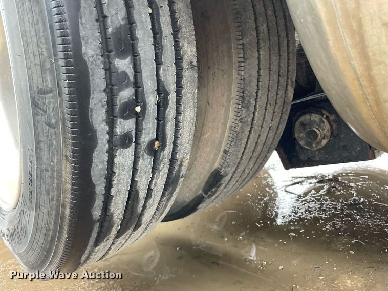 image for item JE9413 2013 Peterbilt 388  semi truck