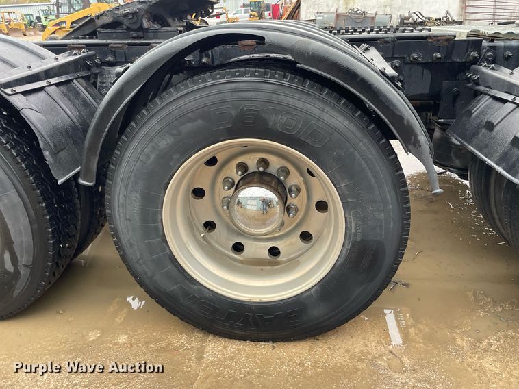 image for item JE9413 2013 Peterbilt 388  semi truck