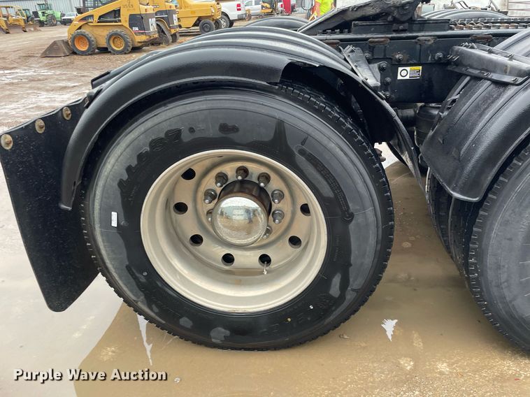 image for item JE9413 2013 Peterbilt 388  semi truck