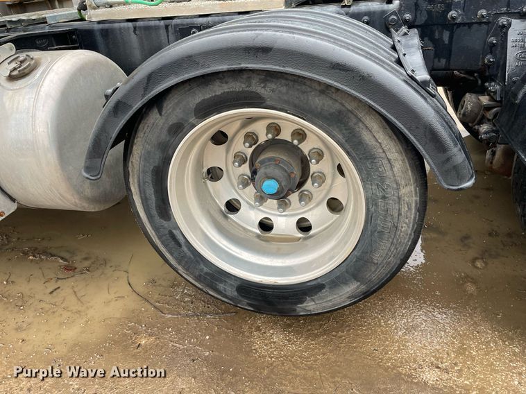 image for item JE9413 2013 Peterbilt 388  semi truck