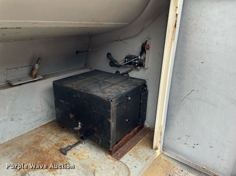 image for item JE9422 1987 Ford F7000  fuel truck