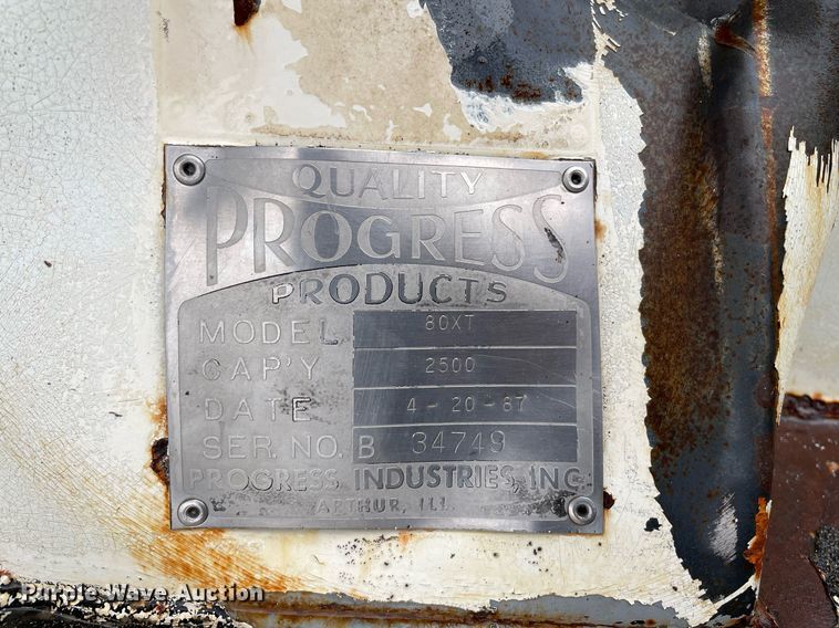 image for item JE9422 1987 Ford F7000  fuel truck