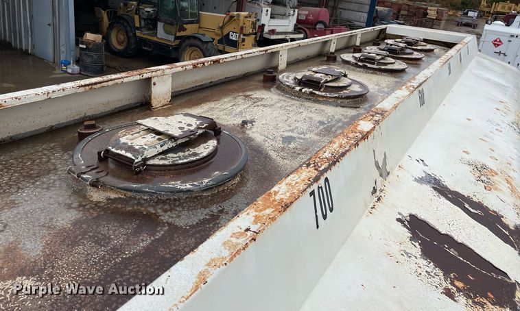 image for item JE9422 1987 Ford F7000  fuel truck