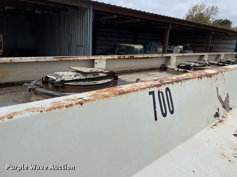 image for item JE9422 1987 Ford F7000  fuel truck