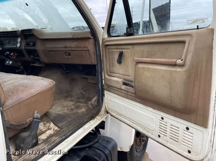 image for item JE9422 1987 Ford F7000  fuel truck