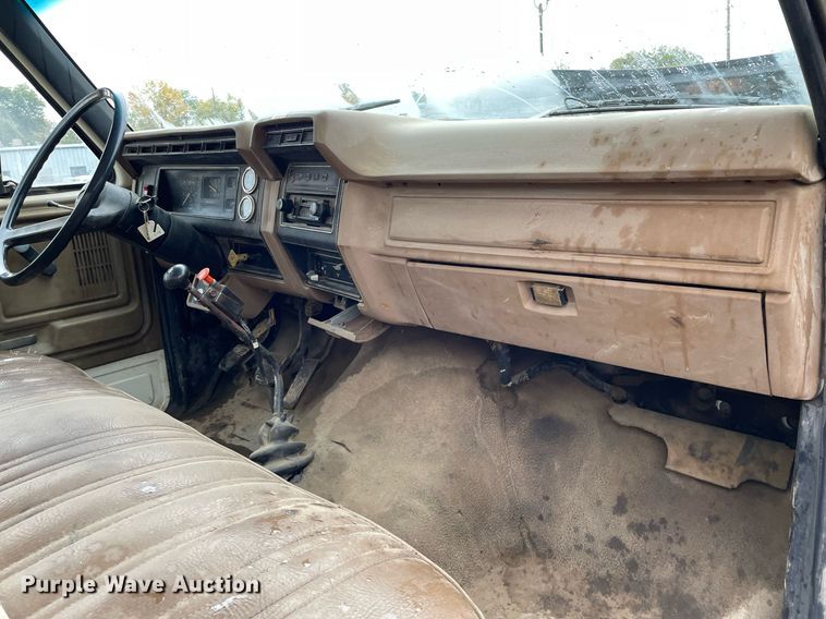 image for item JE9422 1987 Ford F7000  fuel truck