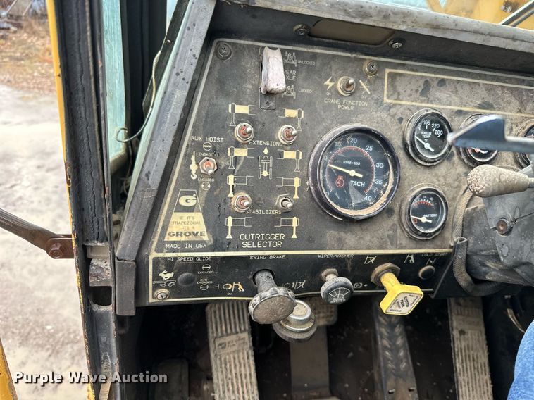 image for item JE9426 1990 Grove RT528C  crane