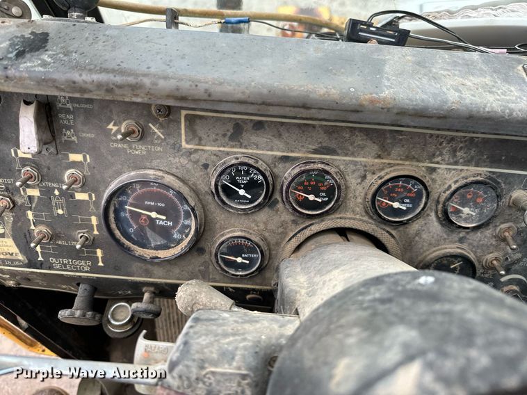 image for item JE9426 1990 Grove RT528C  crane