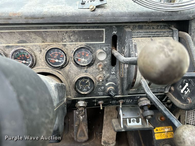 image for item JE9426 1990 Grove RT528C  crane