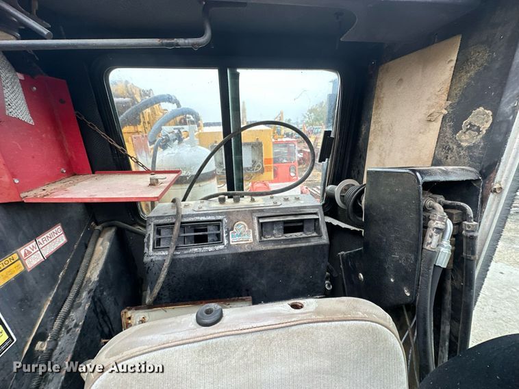 image for item JE9426 1990 Grove RT528C  crane