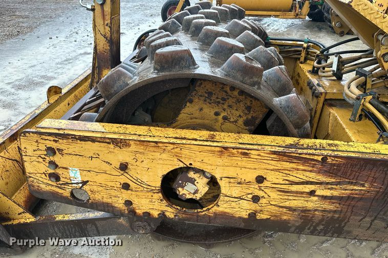 image for item JE9431 1996 Caterpillar CP-433C  single drum vibratory roller